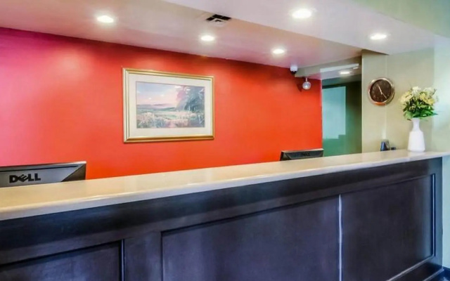 photo 2 of Econo Lodge