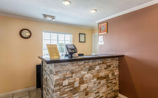 photo 2 of Econo Lodge Inn & Suites Santa Rosa