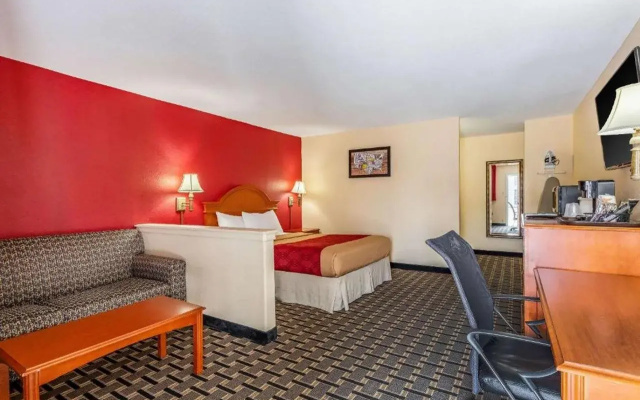 photo 3 of Econo Lodge Inn & Suites Santa Rosa