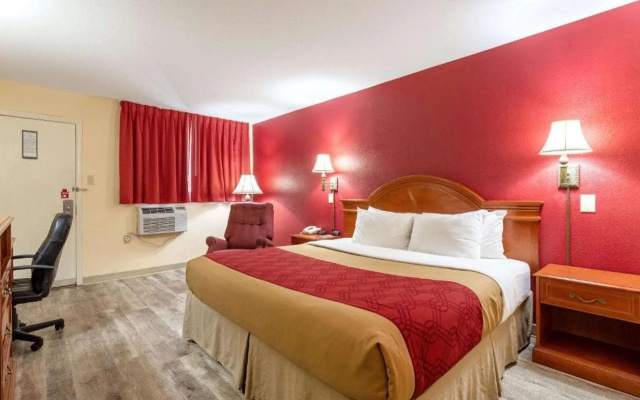 photo 5 of Econo Lodge Inn & Suites Santa Rosa