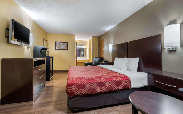 photo 3 of Econo Lodge Lexington Southeast