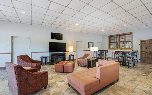 photo 2 of Econo Lodge Hurley-Ironwood