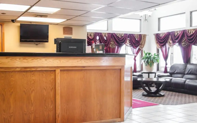 photo 2 of Econo Lodge