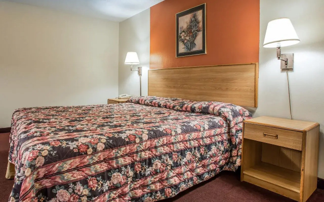 photo 3 of Econo Lodge