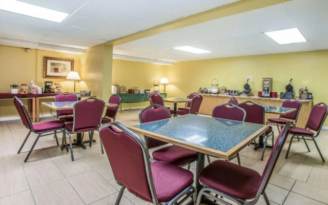 photo 5 of Econo Lodge