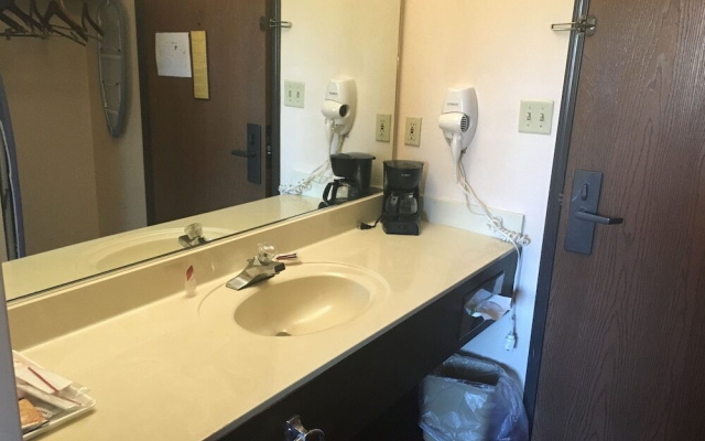 photo 4 of Econo Lodge