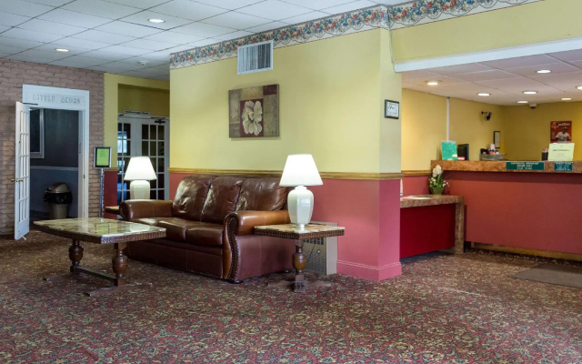 photo 2 of Econo Lodge Auburn I-95