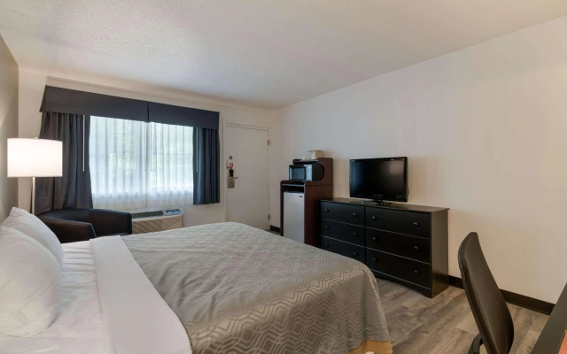 photo 3 of Econo Lodge Auburn I-95