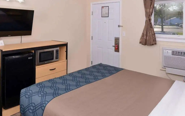 photo 4 of Econo Lodge Rochester