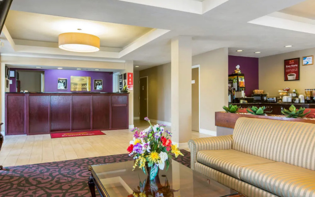 photo 2 of Econo Lodge
