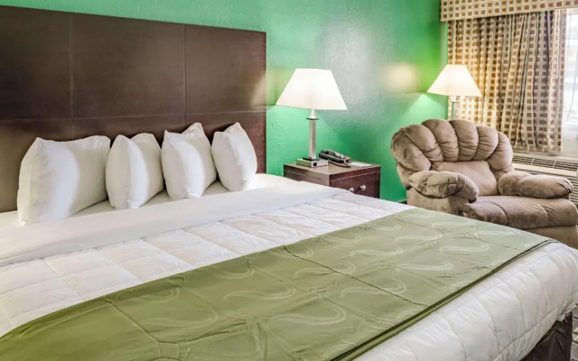 photo 3 of Econo Lodge