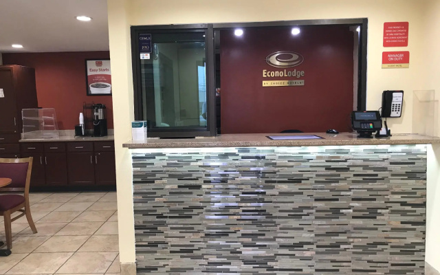 photo 2 of Econo Lodge Akron Copley Northwest