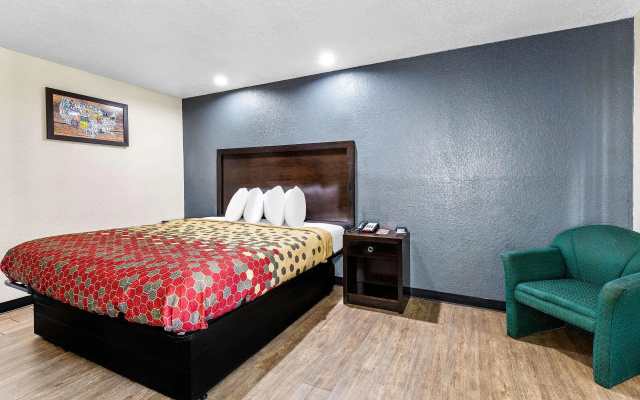 photo 4 of Econo Lodge Akron Copley Northwest