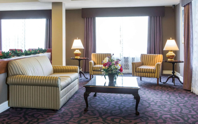 photo 3 of Econo Lodge