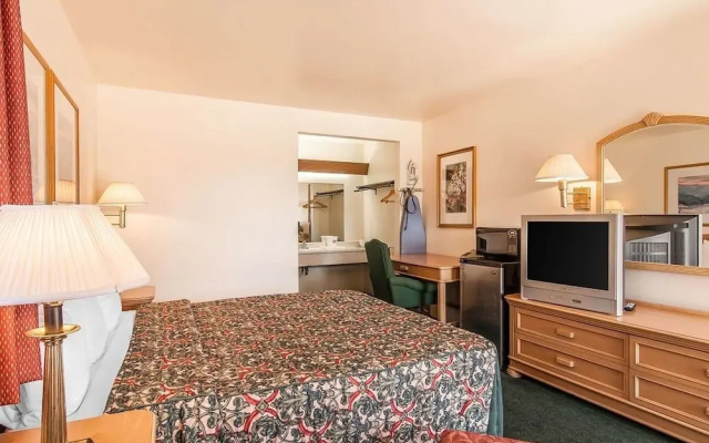 photo 2 of Econo Lodge