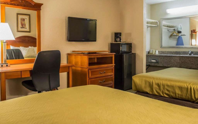 photo 3 of Econo Lodge