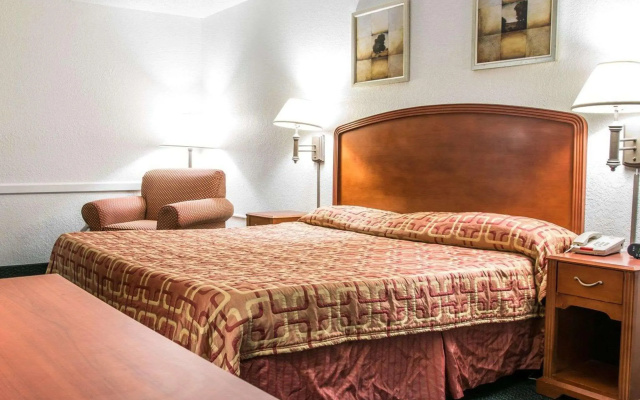 photo 4 of Econo Lodge Kalamazoo near Wings Stadium