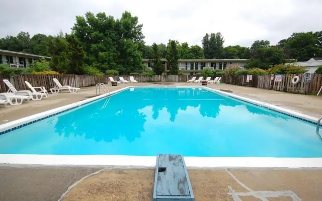 photo 2 of Econo Lodge