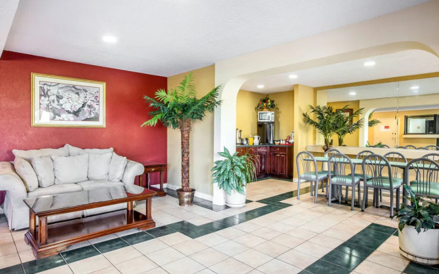 photo 2 of Econo Lodge