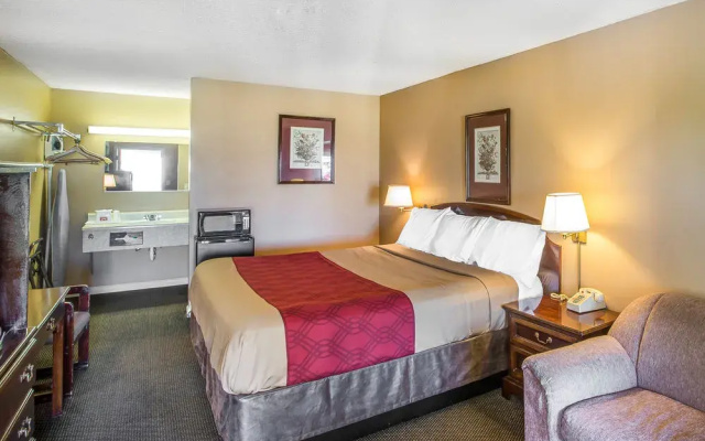 photo 3 of Econo Lodge