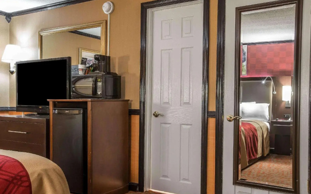 photo 4 of Econo Lodge