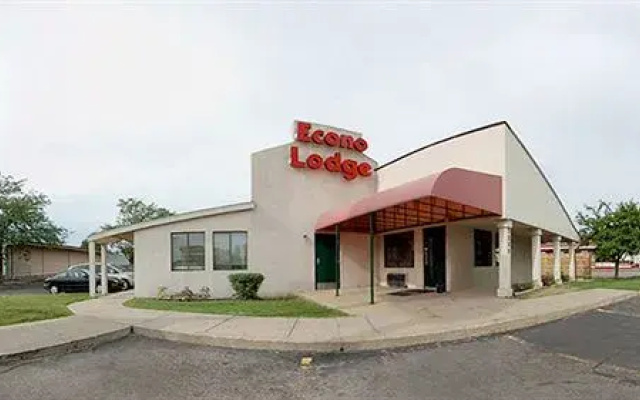 photo 2 of Econo Lodge Airport
