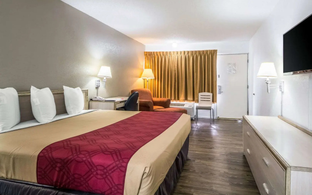 photo 2 of Econo Lodge Airport I-35 North