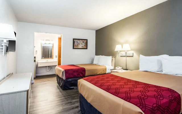 photo 3 of Econo Lodge Airport I-35 North