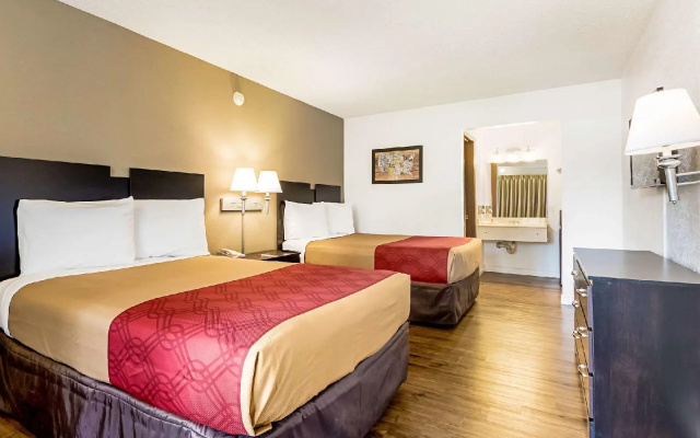 photo 4 of Econo Lodge Airport I-35 North