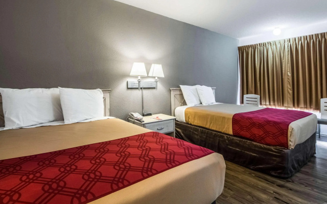 photo 4 of Econo Lodge Airport I-35 North