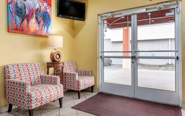 photo 2 of Econo Lodge Louisville Airport