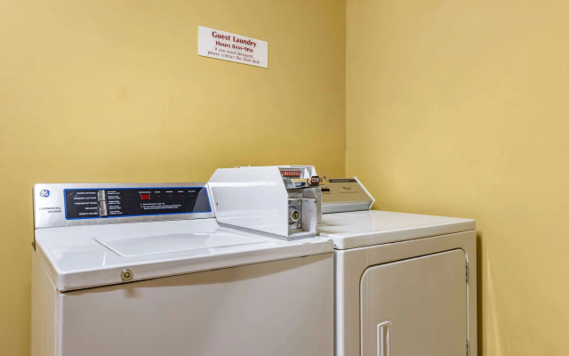 photo 3 of Econo Lodge Louisville Airport