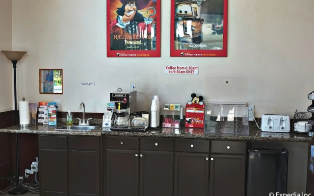 photo 5 of Econo Lodge At The Park