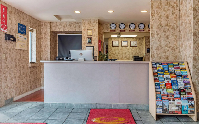 photo 2 of Bay Breeze Inn
