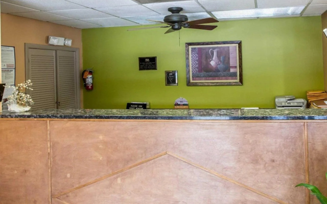 photo 2 of Econo Lodge Biltmore