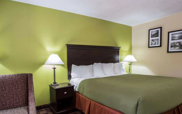 photo 3 of Econo Lodge Biltmore
