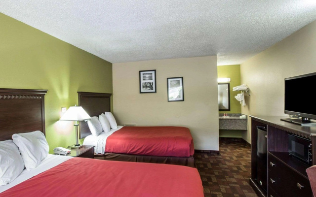 photo 4 of Econo Lodge Biltmore