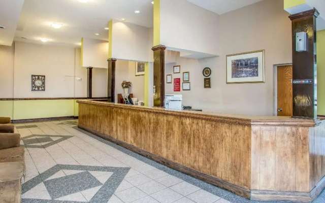 photo 2 of Econo Lodge Breezewood
