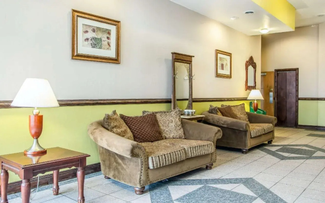 photo 5 of Econo Lodge Breezewood