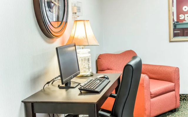 photo 2 of Econo Lodge Burlington I-40