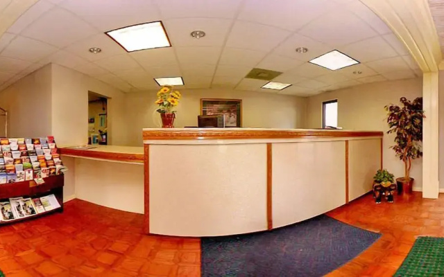 photo 2 of Econo Lodge Canton I-55