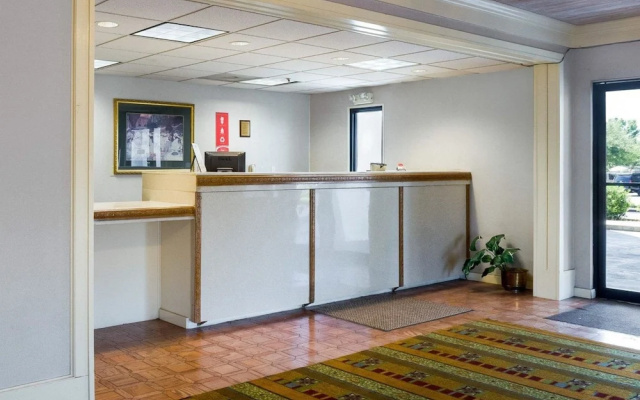 photo 4 of Econo Lodge Canton I-55