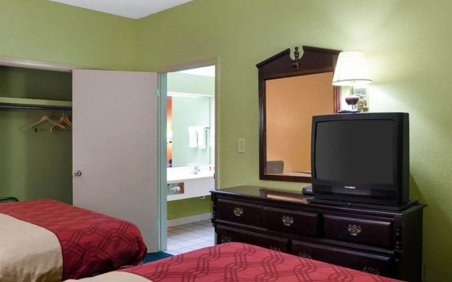 photo 5 of Econo Lodge Canton