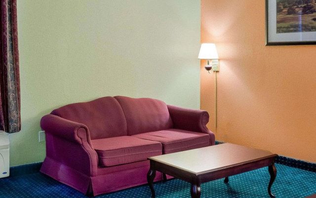 photo 2 of Econo Lodge Canton I-55