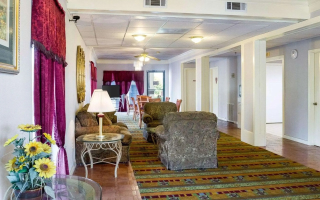 photo 3 of Econo Lodge Canton I-55