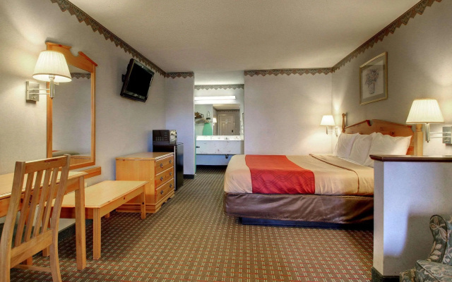 photo 3 of Econo Lodge Clinton - Jackson West