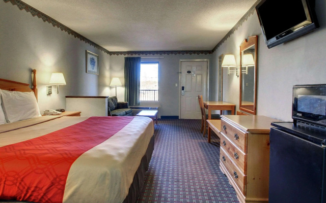 photo 4 of Econo Lodge Clinton - Jackson West