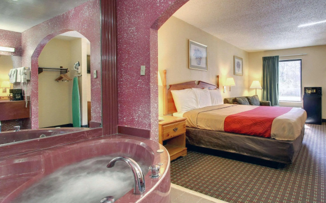 photo 5 of Econo Lodge Clinton - Jackson West