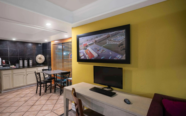 photo 4 of Howard Johnson by Wyndham Atlanta College Park