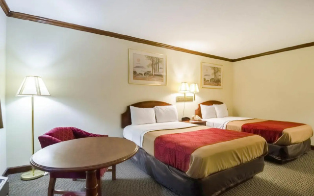 photo 2 of Econo Lodge Colonial